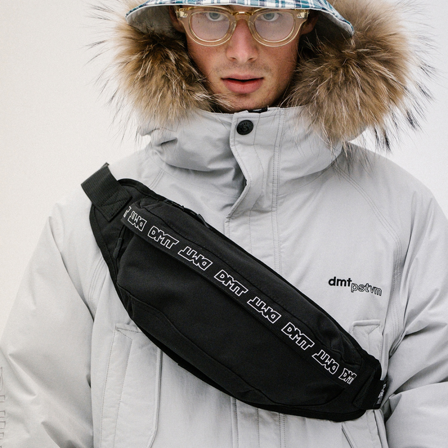 디엠티_피에스티브이엠(DMT_PSTVM) LOGO TAPE WAIST BAG REFELCTIVE GREY CAMO