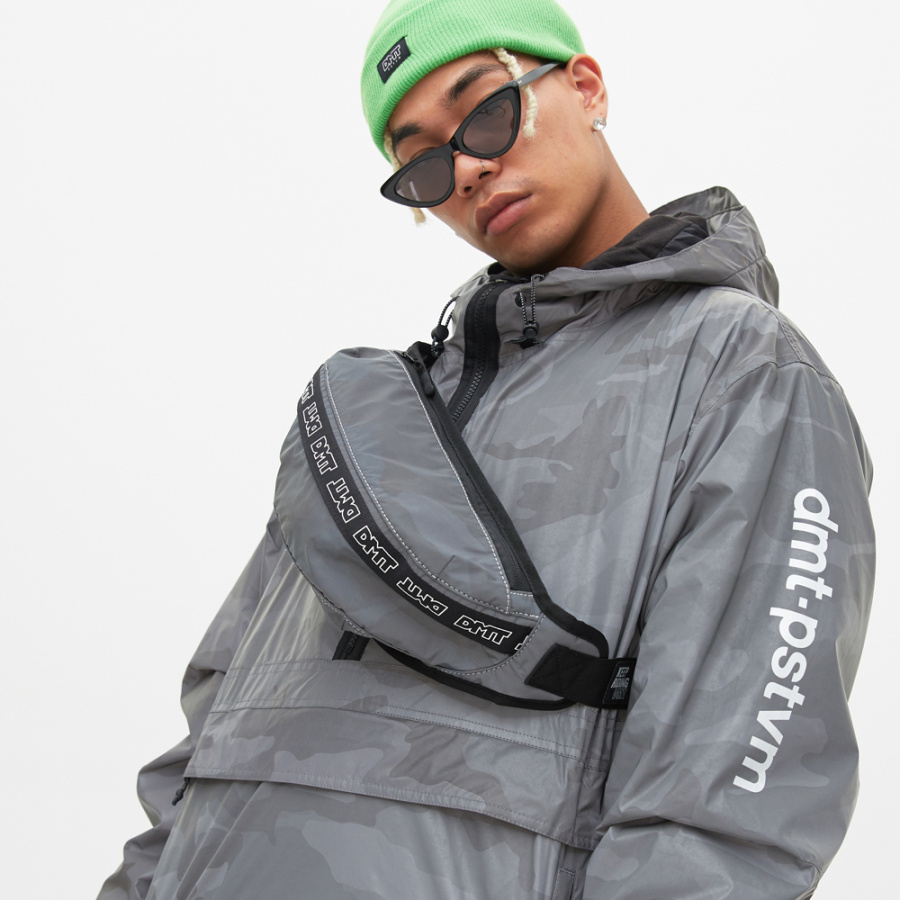 디엠티_피에스티브이엠(DMT_PSTVM) LOGO TAPE WAIST BAG REFELCTIVE GREY CAMO