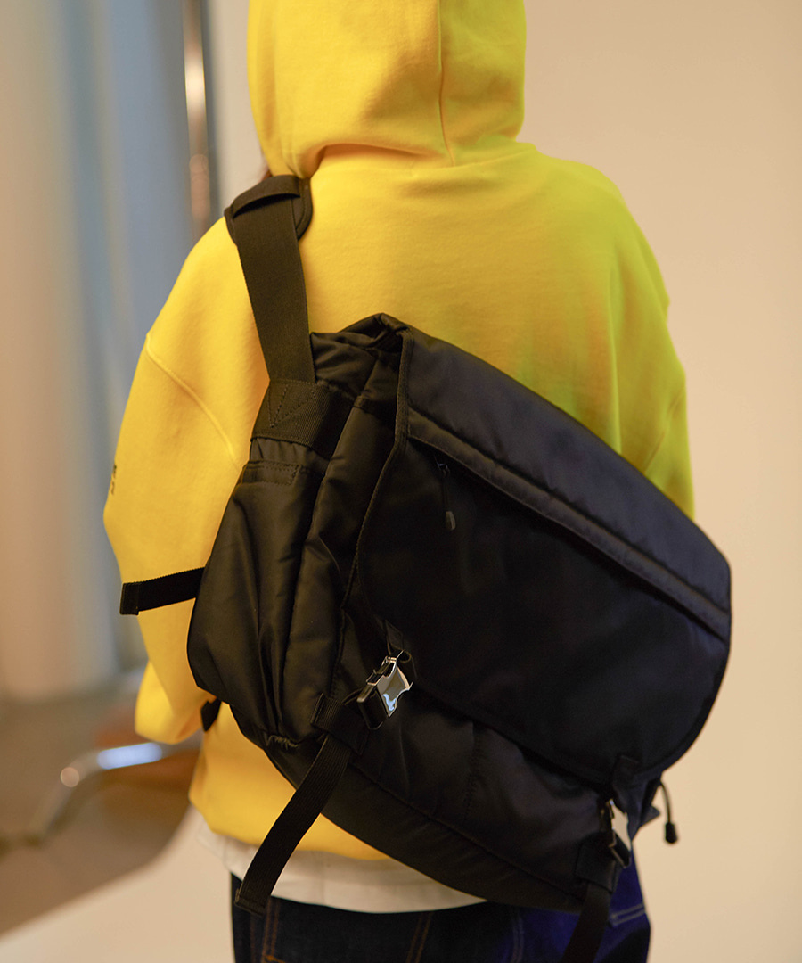 큐컴버스(QCUMBERS) 테크 메신저 백