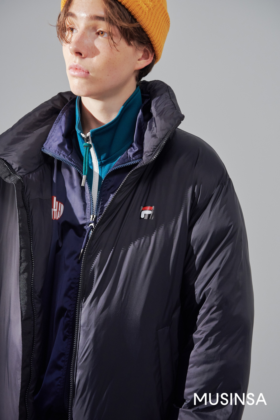 휠라(FILA) 리버시블 롱다운 점퍼_블랙에디션 (FE2DJA6103XBBK)