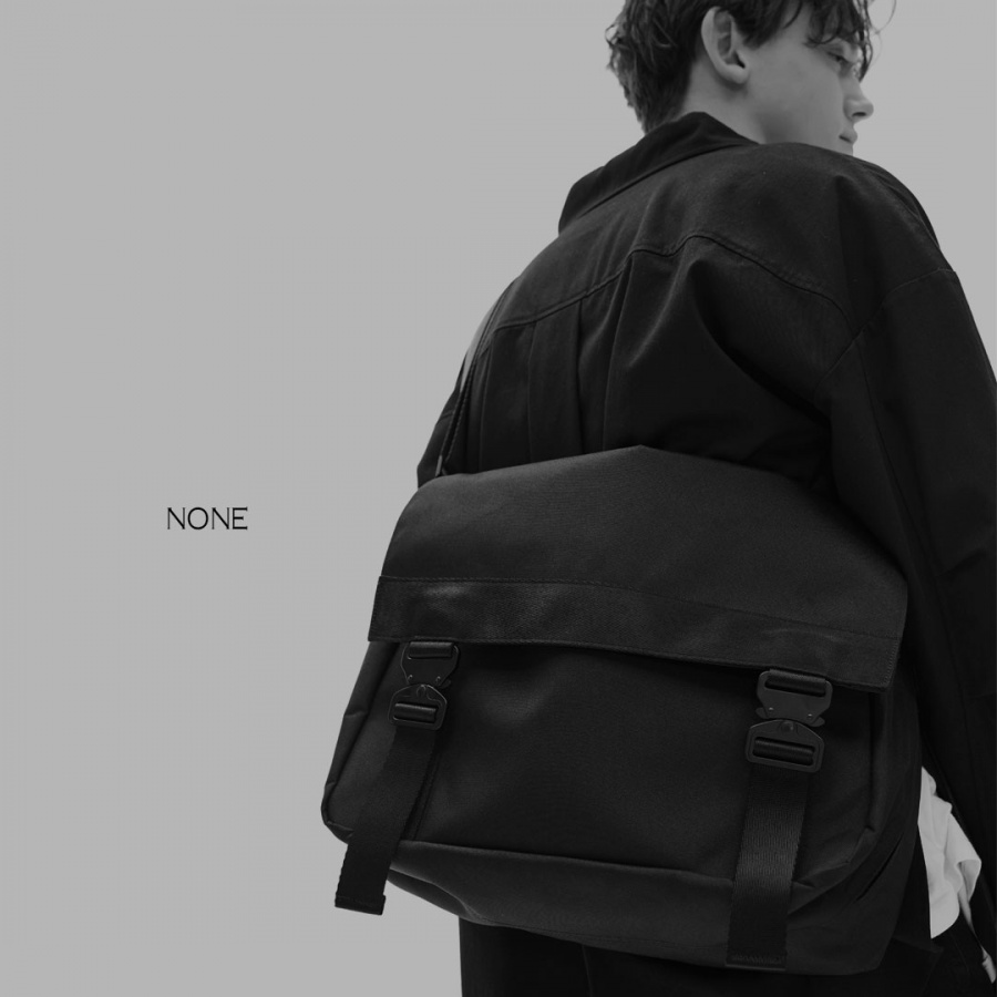 메종미네드(MAISON MINED) TWO BUCKLE MESSENGER BAG