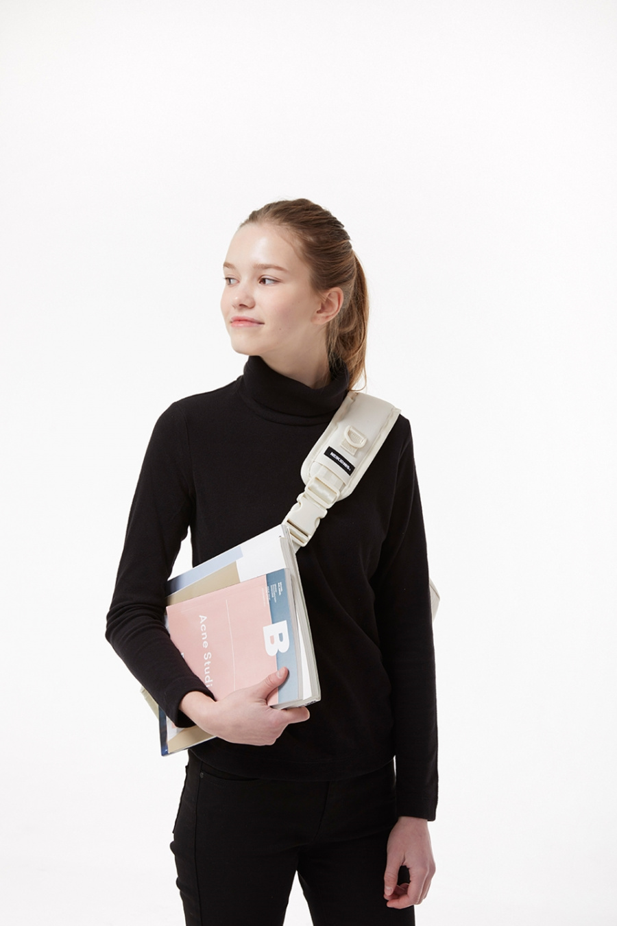 네이키드니스(NEIKIDNIS) WIDE VISION MESSENGER BAG / IVORY