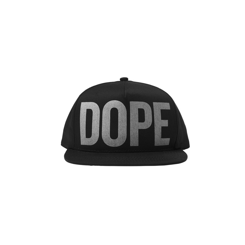 도프(DOPE)의 심플한 디자인의 스냅백과 스웨트셔츠 : 패션웹진무신사