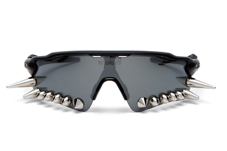 베트멍(VETEMENTS) X 오클리(OAKLEY) 협업 선글라스 발매 베트멍(VETEMENTS) X 오클리(OAKLEY) 협업 선글라스 발매