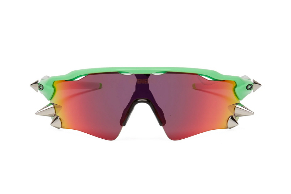 베트멍(VETEMENTS) X 오클리(OAKLEY) 협업 선글라스 발매 베트멍(VETEMENTS) X 오클리(OAKLEY) 협업 선글라스 발매
