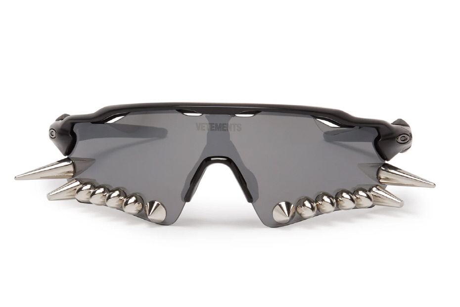 베트멍(VETEMENTS) X 오클리(OAKLEY) 협업 선글라스 발매 베트멍(VETEMENTS) X 오클리(OAKLEY) 협업 선글라스 발매