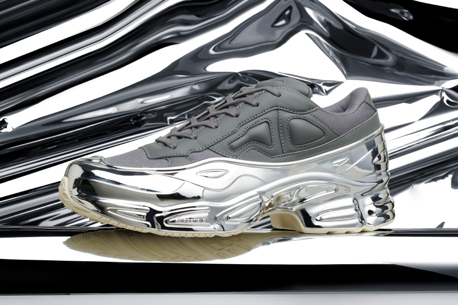 독특한 디자인의 스니커즈를 완성한 아디다스(ADIDAS) X 라프 시몬스(Raf Simons) 독특한 디자인의 스니커즈를 완성한 아디다스(ADIDAS) X 라프 시몬스(Raf Simons)