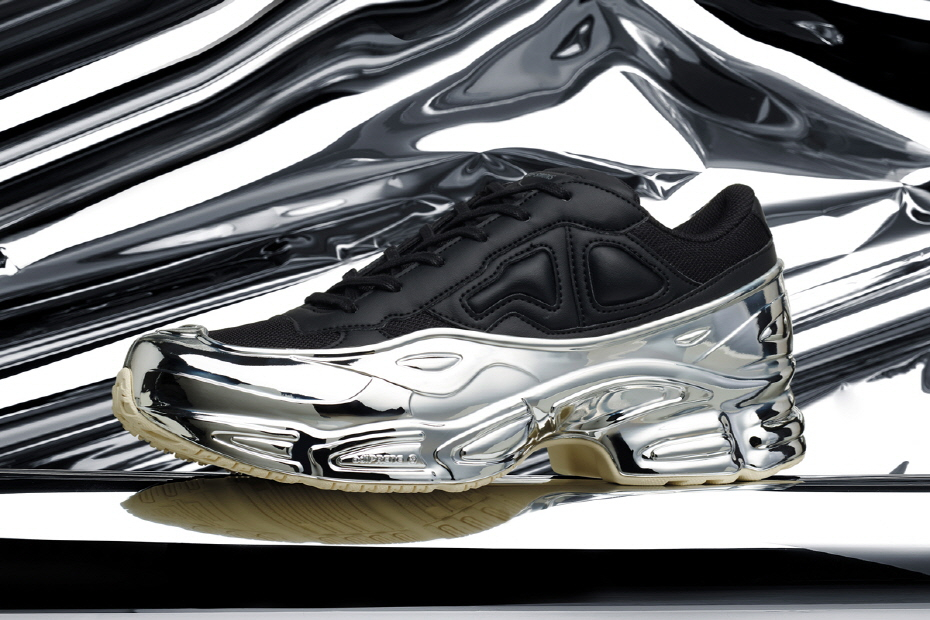 독특한 디자인의 스니커즈를 완성한 아디다스(ADIDAS) X 라프 시몬스(Raf Simons) 독특한 디자인의 스니커즈를 완성한 아디다스(ADIDAS) X 라프 시몬스(Raf Simons)