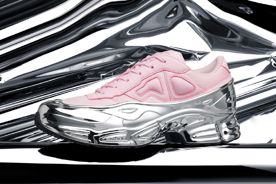 독특한 디자인의 스니커즈를 완성한 아디다스(ADIDAS) X 라프 시몬스(Raf Simons) 독특한 디자인의 스니커즈를 완성한 아디다스(ADIDAS) X 라프 시몬스(Raf Simons)