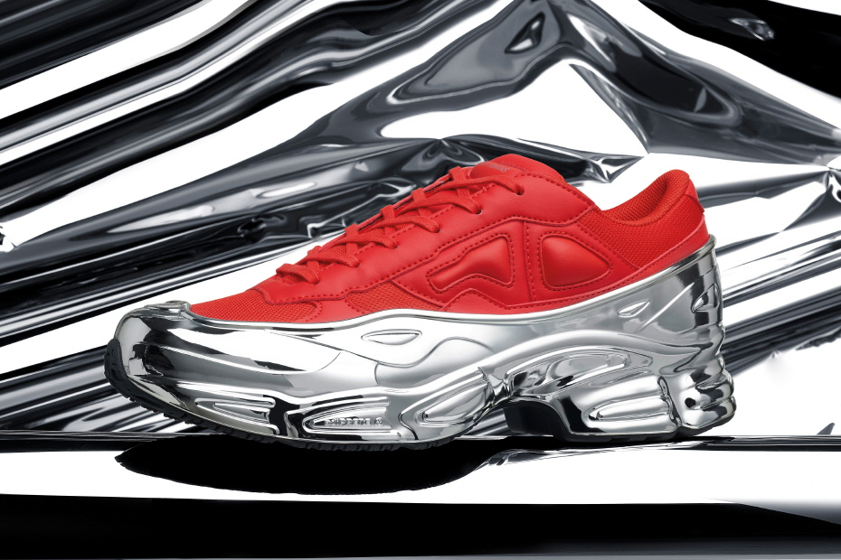 독특한 디자인의 스니커즈를 완성한 아디다스(ADIDAS) X 라프 시몬스(Raf Simons) 독특한 디자인의 스니커즈를 완성한 아디다스(ADIDAS) X 라프 시몬스(Raf Simons)