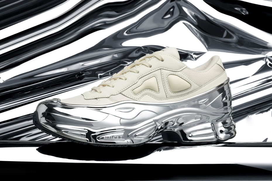 독특한 디자인의 스니커즈를 완성한 아디다스(ADIDAS) X 라프 시몬스(Raf Simons) 독특한 디자인의 스니커즈를 완성한 아디다스(ADIDAS) X 라프 시몬스(Raf Simons)