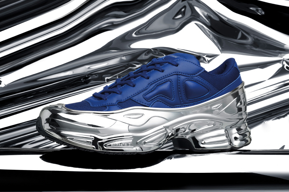 독특한 디자인의 스니커즈를 완성한 아디다스(ADIDAS) X 라프 시몬스(Raf Simons) 독특한 디자인의 스니커즈를 완성한 아디다스(ADIDAS) X 라프 시몬스(Raf Simons)