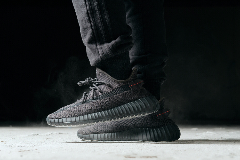 실착 사진이 유출된 아디다스(ADIDAS) 올 블랙 컬러 이지부스트 350 V2 실착 사진이 유출된 아디다스(ADIDAS) 올 블랙 컬러 이지부스트 350 V2