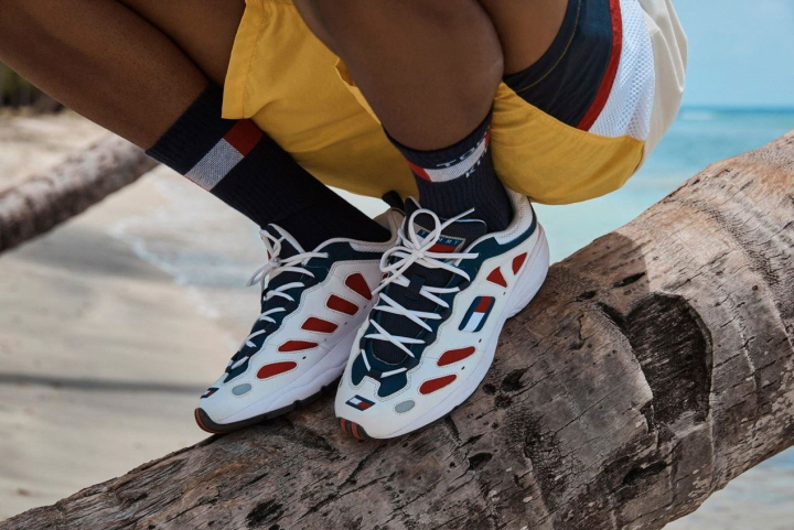 1990년대 리조트 무드를 담은 키스(KITH) X 타미힐피거(TOMMY HILFIGER) 발매 예정 1990년대 리조트 무드를 담은 키스(KITH) X 타미힐피거(TOMMY HILFIGER) 발매 예정