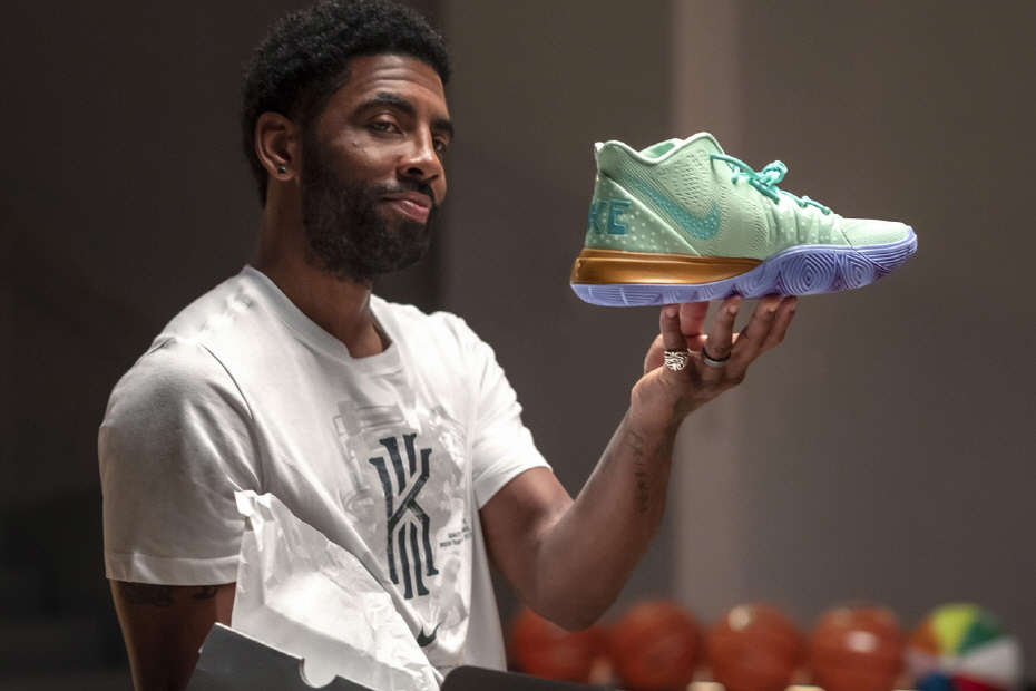 나이키(NIKE) 카이리 시리즈에 ‘스폰지밥 네모바지’를 담다 나이키(NIKE) 카이리 시리즈에 ‘스폰지밥 네모바지’를 담다