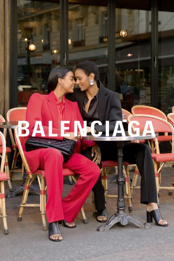 새로운 캠페인을 공개한 발렌시아가(BALENCIAGA) 새로운 캠페인을 공개한 발렌시아가(BALENCIAGA)