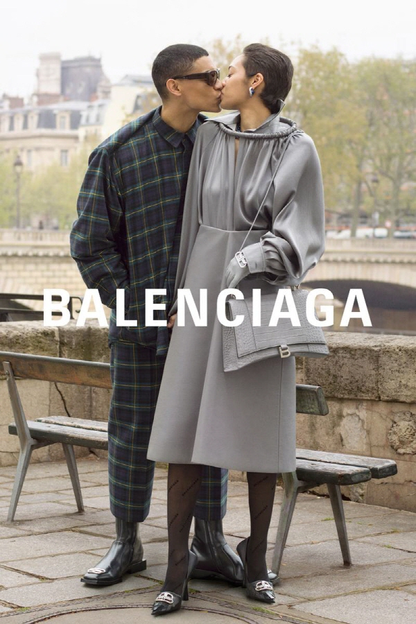 새로운 캠페인을 공개한 발렌시아가(BALENCIAGA) 새로운 캠페인을 공개한 발렌시아가(BALENCIAGA)