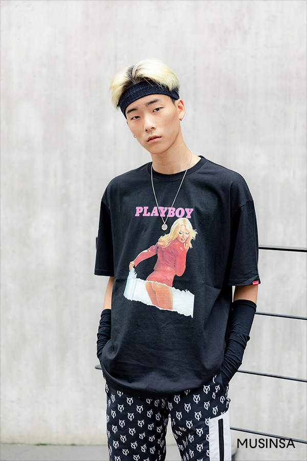 스트릿 스냅 속 저 티셔츠는? 스트릿 스냅 속 저 티셔츠는?