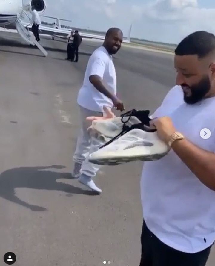 카니에 웨스트(Kanye West)에게 미발매 아디다스(ADIDAS) 이지를 선물 받은 DJ 칼리드(DJ Khjaled) 카니에 웨스트(Kanye West)에게 미발매 아디다스(ADIDAS) 이지를 선물 받은 DJ 칼리드(DJ Khjaled)