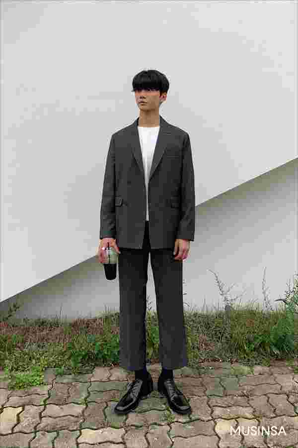 무신사 인기 브랜드의 스태프는 어떻게 옷 입어? 무신사 인기 브랜드의 스태프는 어떻게 옷 입어?