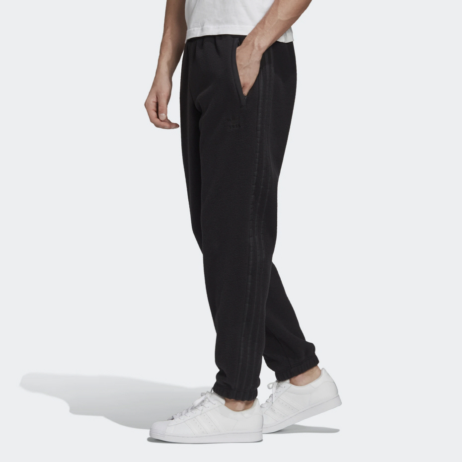 색다른 인상의 스포티 룩 신상품 발매한 아디다스(ADIDAS) 색다른 인상의 스포티 룩 신상품 발매한 아디다스(ADIDAS)