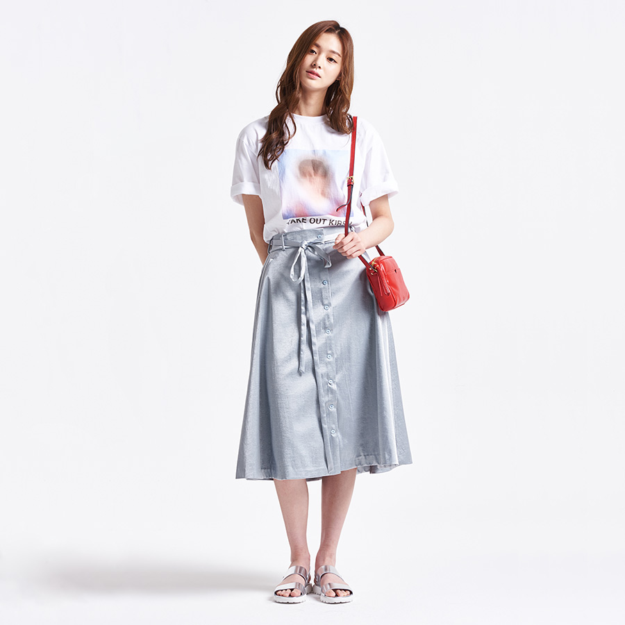 얼론투게더(ALONE&TOGETHER) satin light gray flare skirt - 136,000원 | 무신사 스토어 - 셀렉트숍