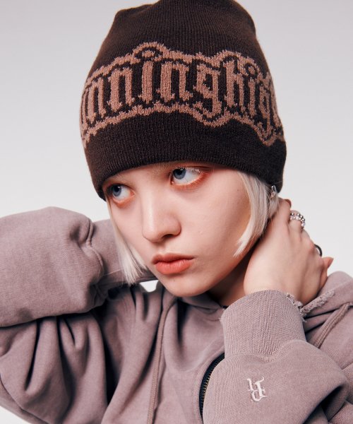SKULL LOGO JACQUARD BEANIE [BROWN]