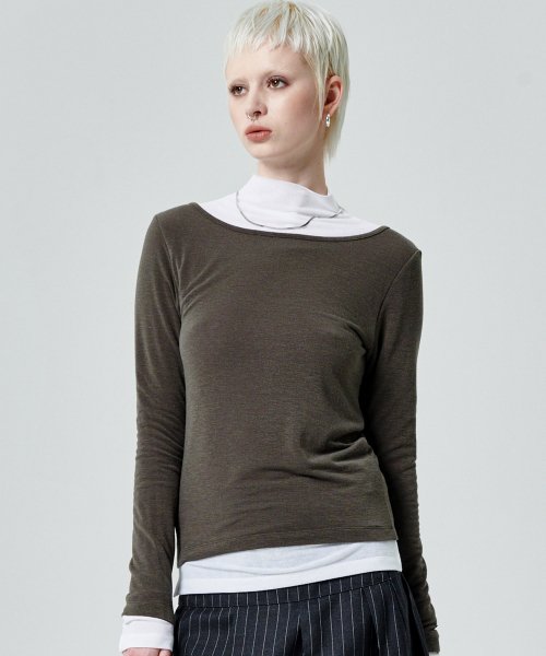 LAYERED TURTLENECK TOP [KHAKI WHITE]
