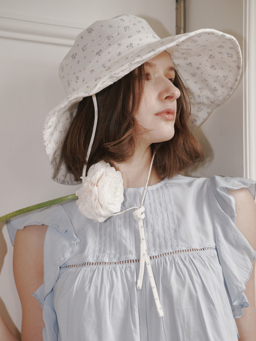 Floral Strap Wide Bucket Hat (Blue Flower)