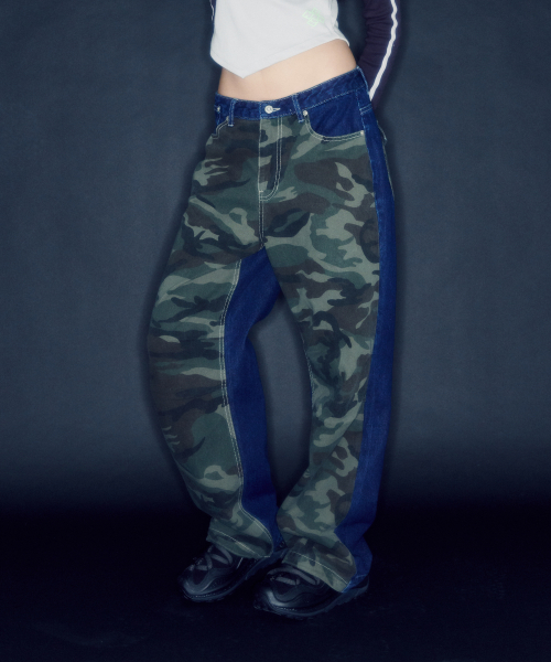 CAMOUFLAGE PANEL DENIM PANTS [BLUE]