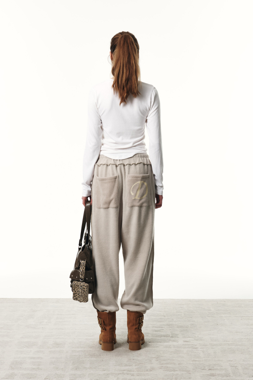 SMOOTH D LOGO KNIT PANTS IN ASH BEIGE