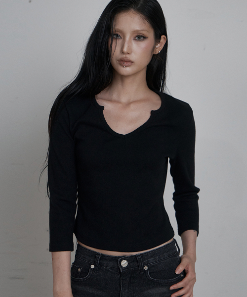 C 90S LINE SLIT NECK T-SHIRT_BLACK