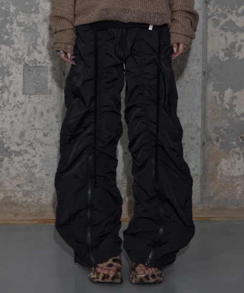 LOW-RISE NYLON SHIRRING PANTS (BLACK) F25ZD974