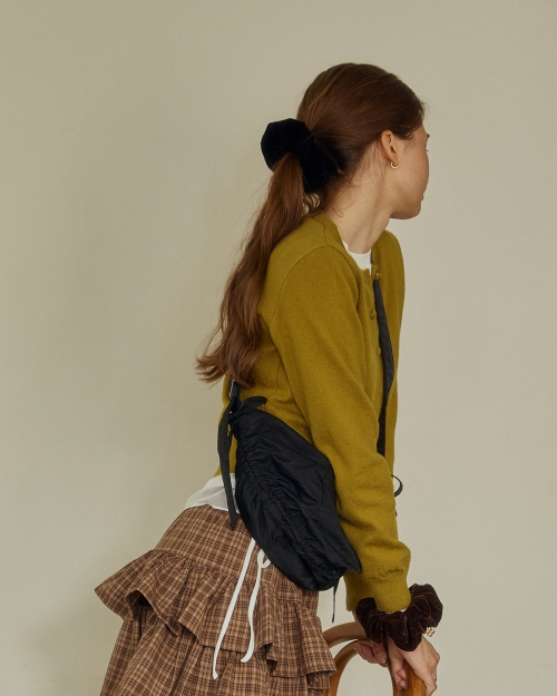 나일론 셔링 하프문 크로스백 OZAKFA310B