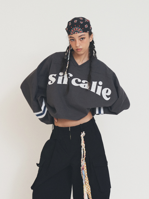 V-NECK LOGO CROP LONG SLEEVE CHARCOAL