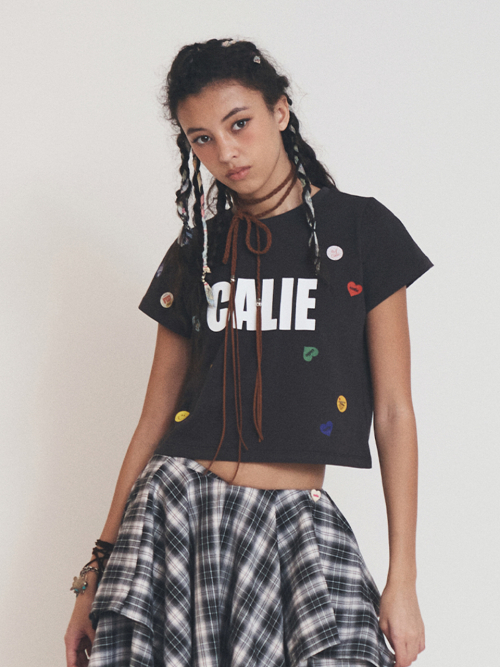 STICKER BOMB CALIE CROP T-SHIRT CHARCOAL