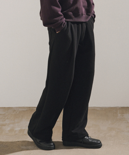 Daycut One Tuck Sweatpants Black ISLP2662