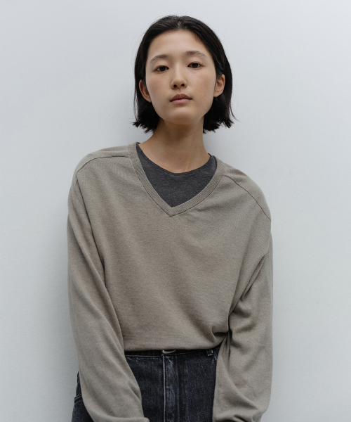 w. Peachskin V-neck Pullover (Warm gray)