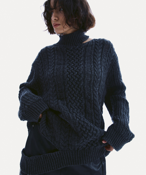 CUT-OUT TURTLE NECK SWEATER_ CHARCOAL