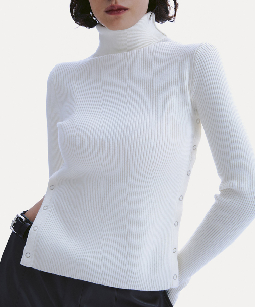 SIDE BUTTON TURTLE NECK SWEATER_ WHITE