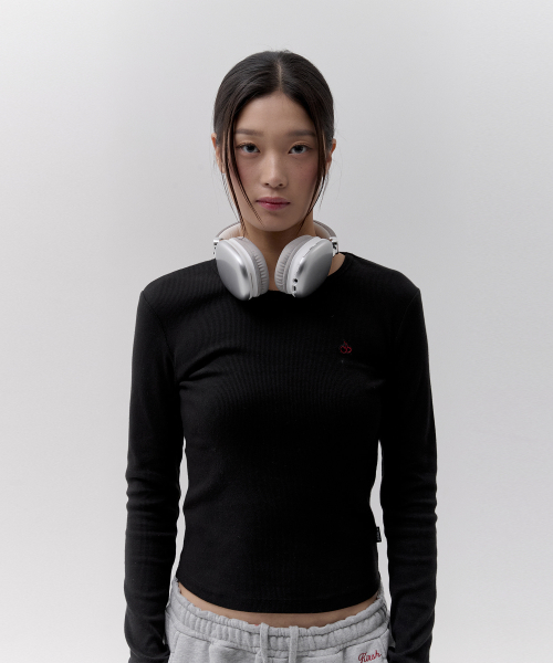 SMALL CHERRY SLIM-FIT RIBBED LONG SLEEVE [BKA]