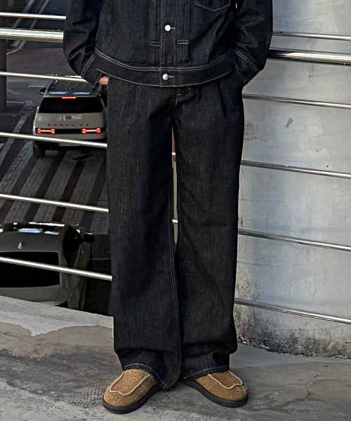 Wide one-tuck black low denim pants