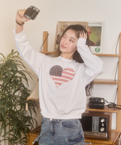 CHERRY USA HEART APPLIQUE LOOSE-FIT SWEATSHIRT(WHITE)