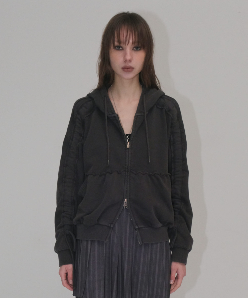 PIGMENT SHIRRING HOODIE [CHARCOAL]