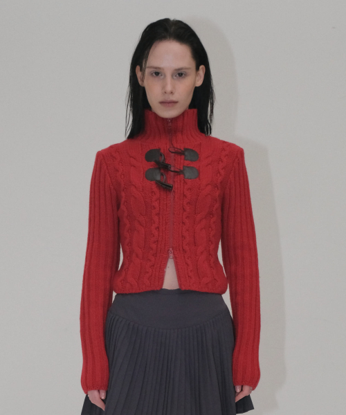 TOGGLE CABLE CARDIGAN [RED]