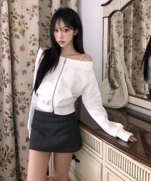C STUDDED OFF-SHOULDER 2-WAY ZIP-UP_WHITE