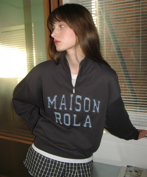 MAISON DE ROLA EMBROIDERY HALF ZIP-UP CHARCOAL