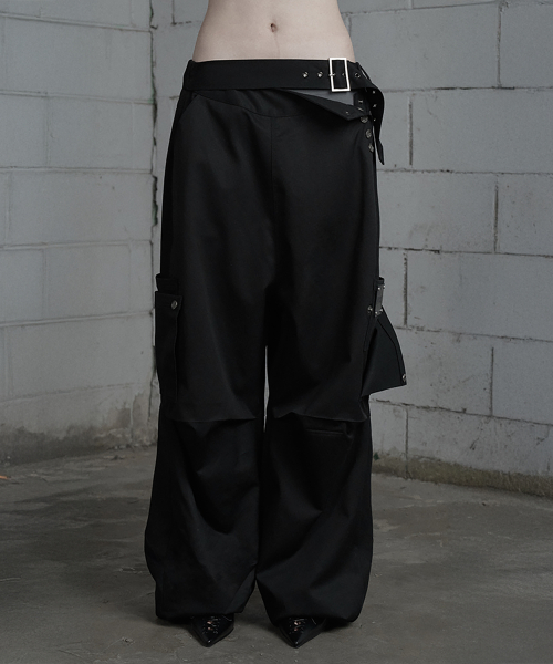 Belted Two-Pocket Cutline Oversized Pants (Black)