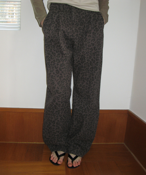 CURVED PINTUCK LEOPARD DENIM PANTS GRAY