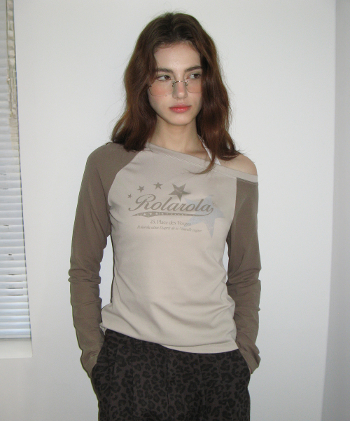LOGO GRAPHIC OFF SHOULDER RAGLAN T-SHIRT BROWN